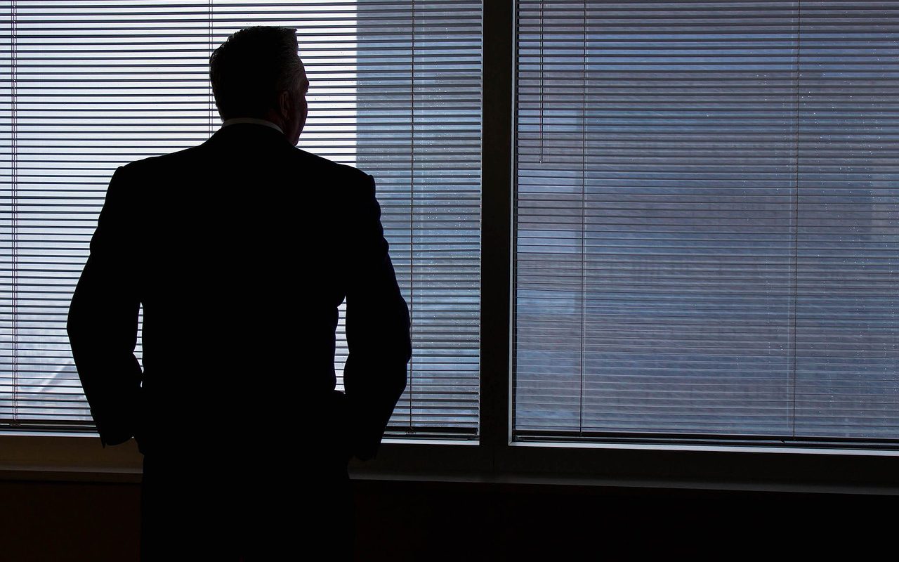 merger syndrom, businessman, silhouette, windows-1477601.jpg